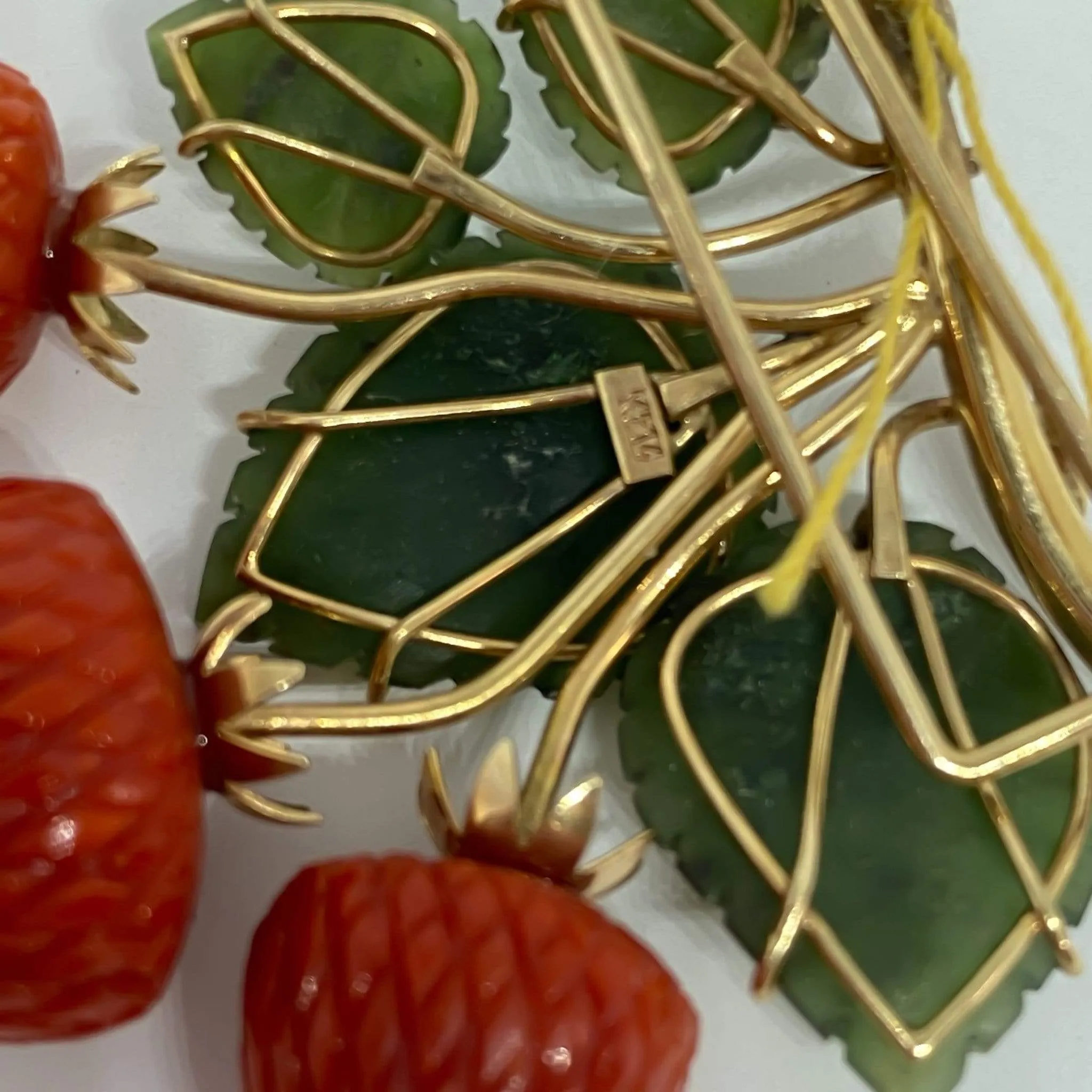 14KY Strawberry Coral & Jade Leaf Brooch Pin 14K Yellow Gold 1950's