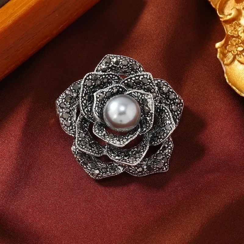 Elegant Retro Pin Leaf Flower Alloy Plating Inlay Artificial Pearls Rhinestones Unisex Brooches