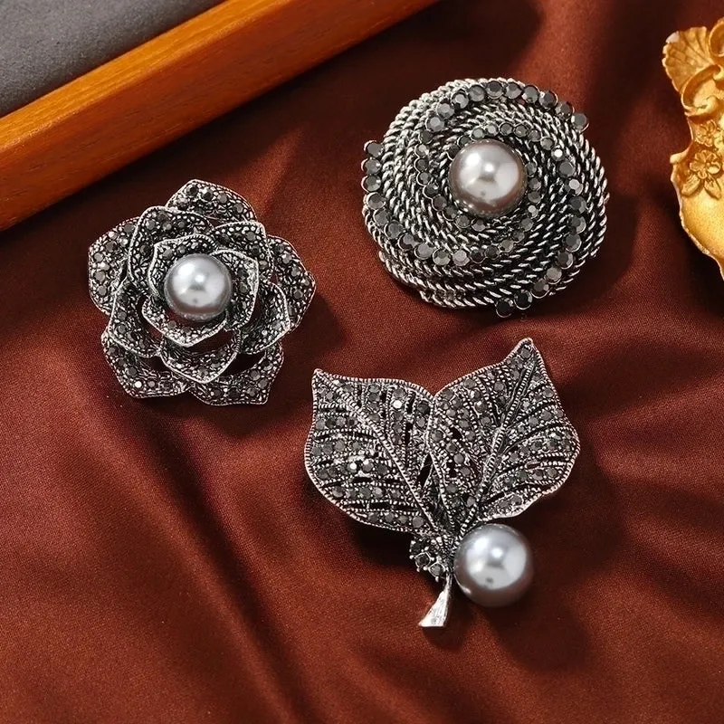 Elegant Retro Pin Leaf Flower Alloy Plating Inlay Artificial Pearls Rhinestones Unisex Brooches