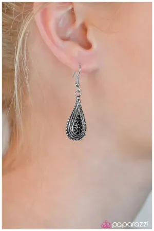 Paparazzi Earring ~ Beauty Queen - Black