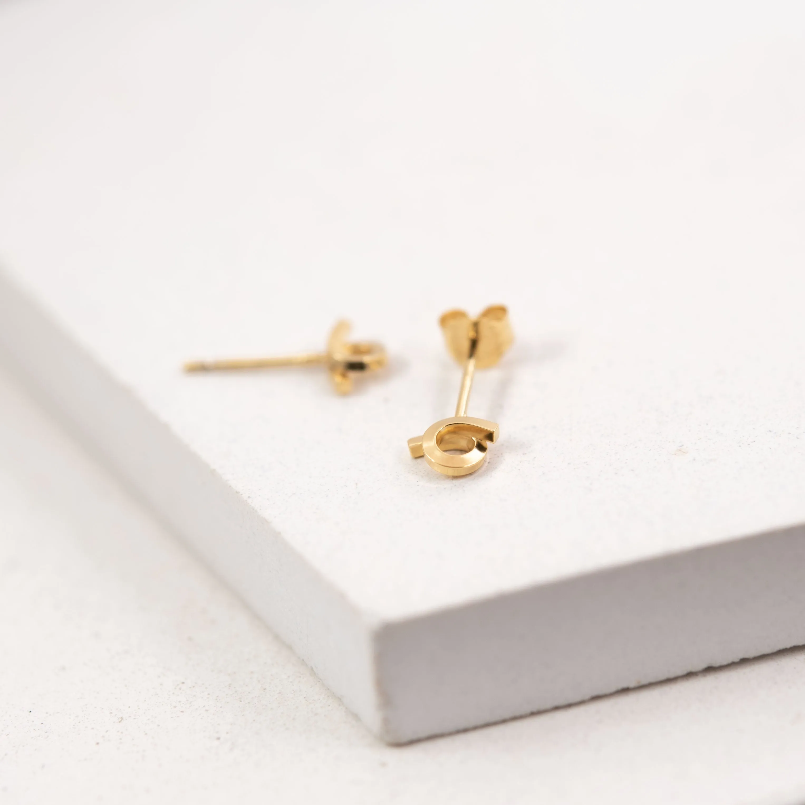 Tiny loop stud in gold plated silver N°7