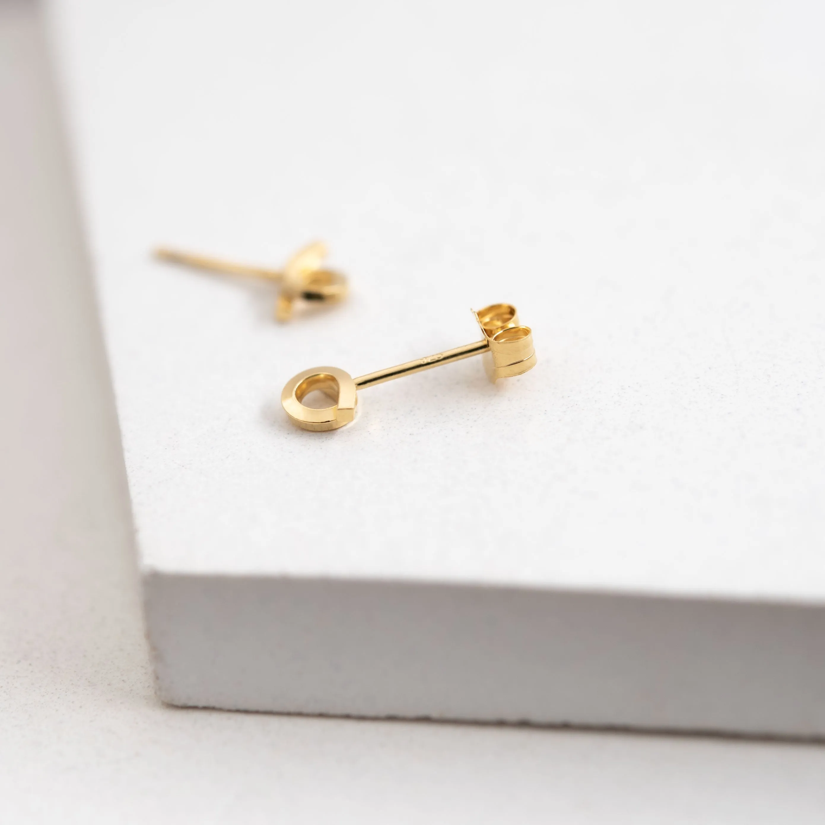 Tiny loop stud in gold plated silver N°7