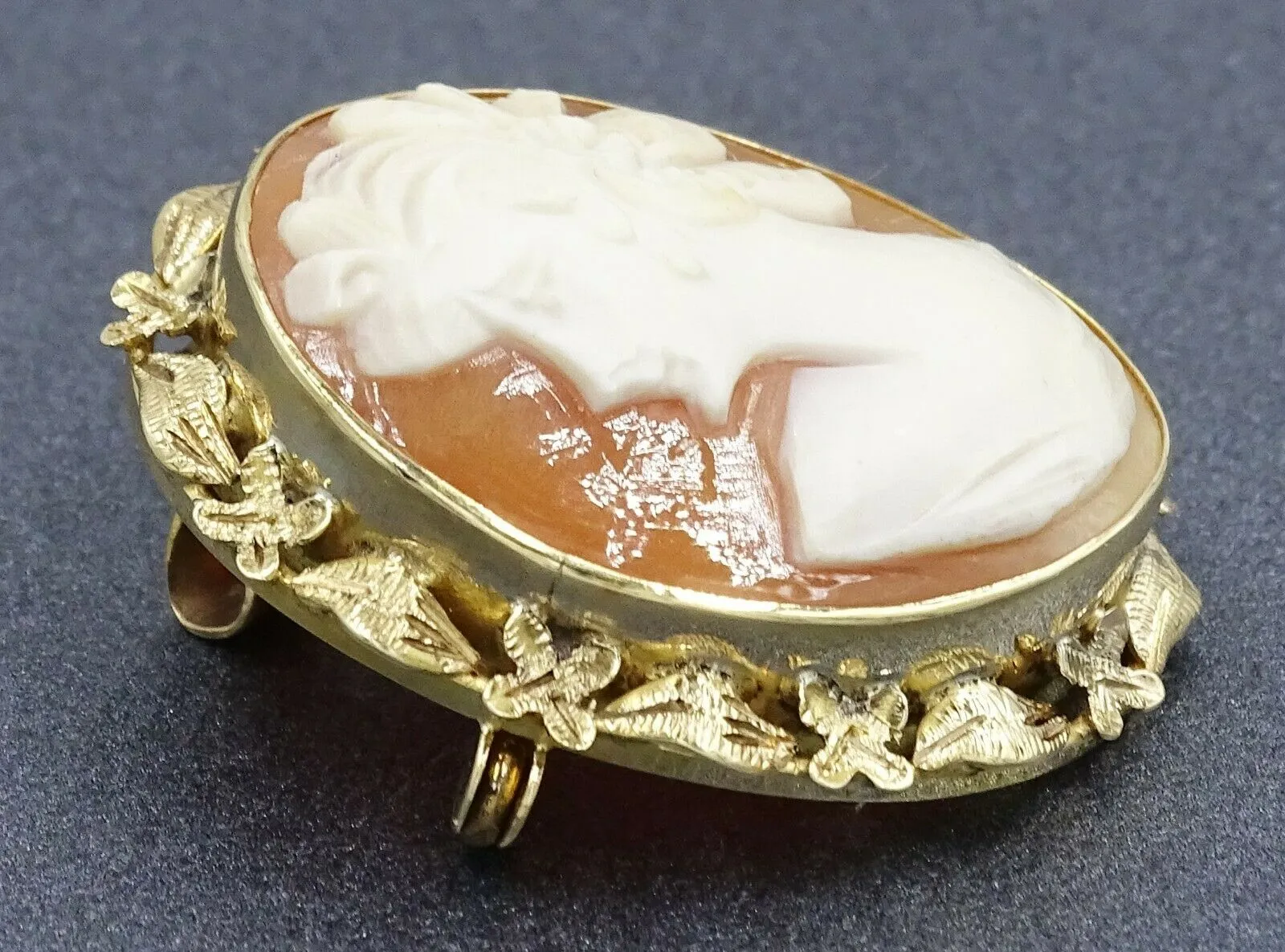 Vintage 9ct Yellow Gold & Shell Cameo Brooch/Pendant with Flower Leaf Surrounds