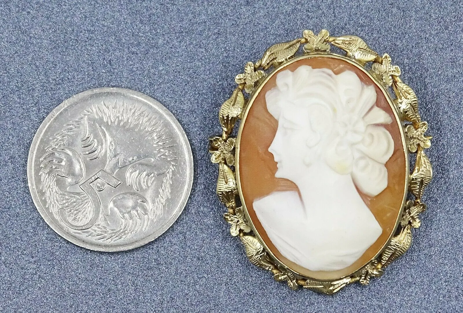 Vintage 9ct Yellow Gold & Shell Cameo Brooch/Pendant with Flower Leaf Surrounds