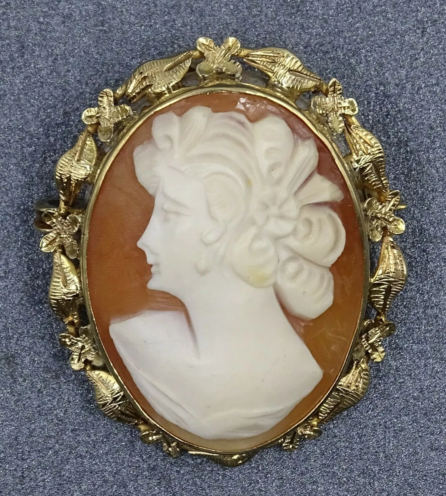 Vintage 9ct Yellow Gold & Shell Cameo Brooch/Pendant with Flower Leaf Surrounds