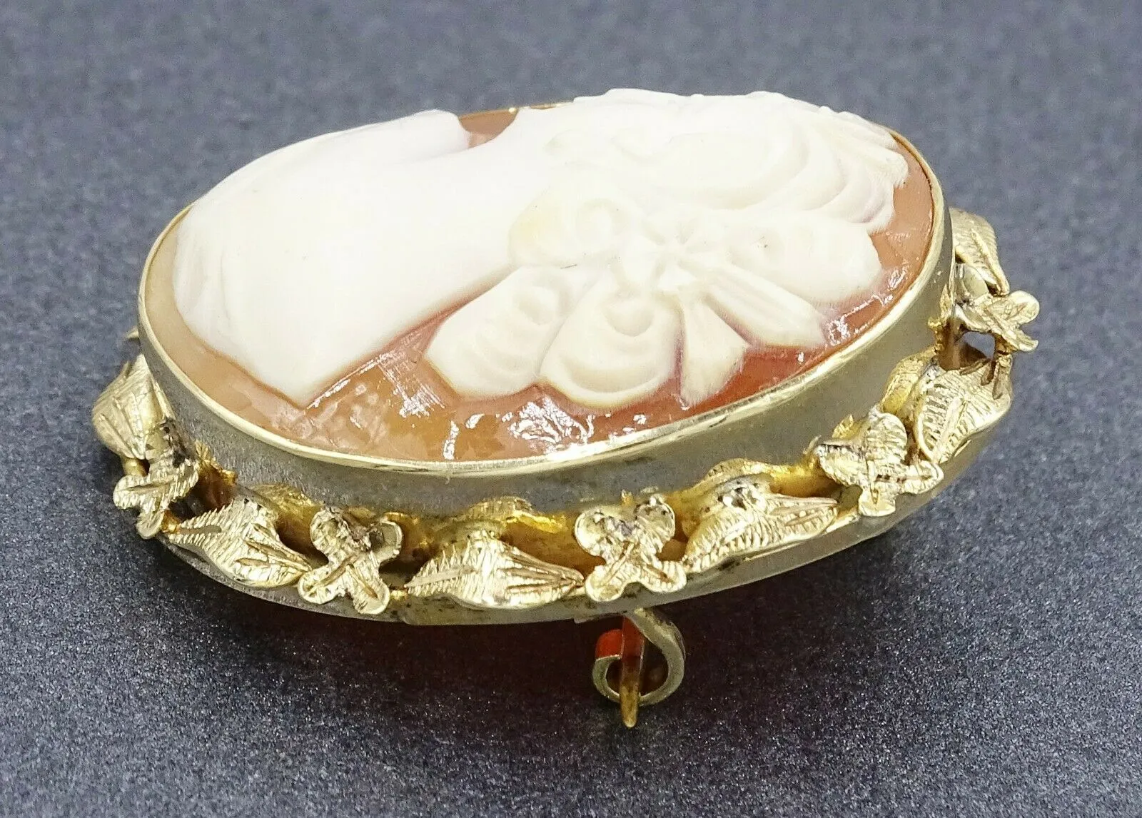 Vintage 9ct Yellow Gold & Shell Cameo Brooch/Pendant with Flower Leaf Surrounds