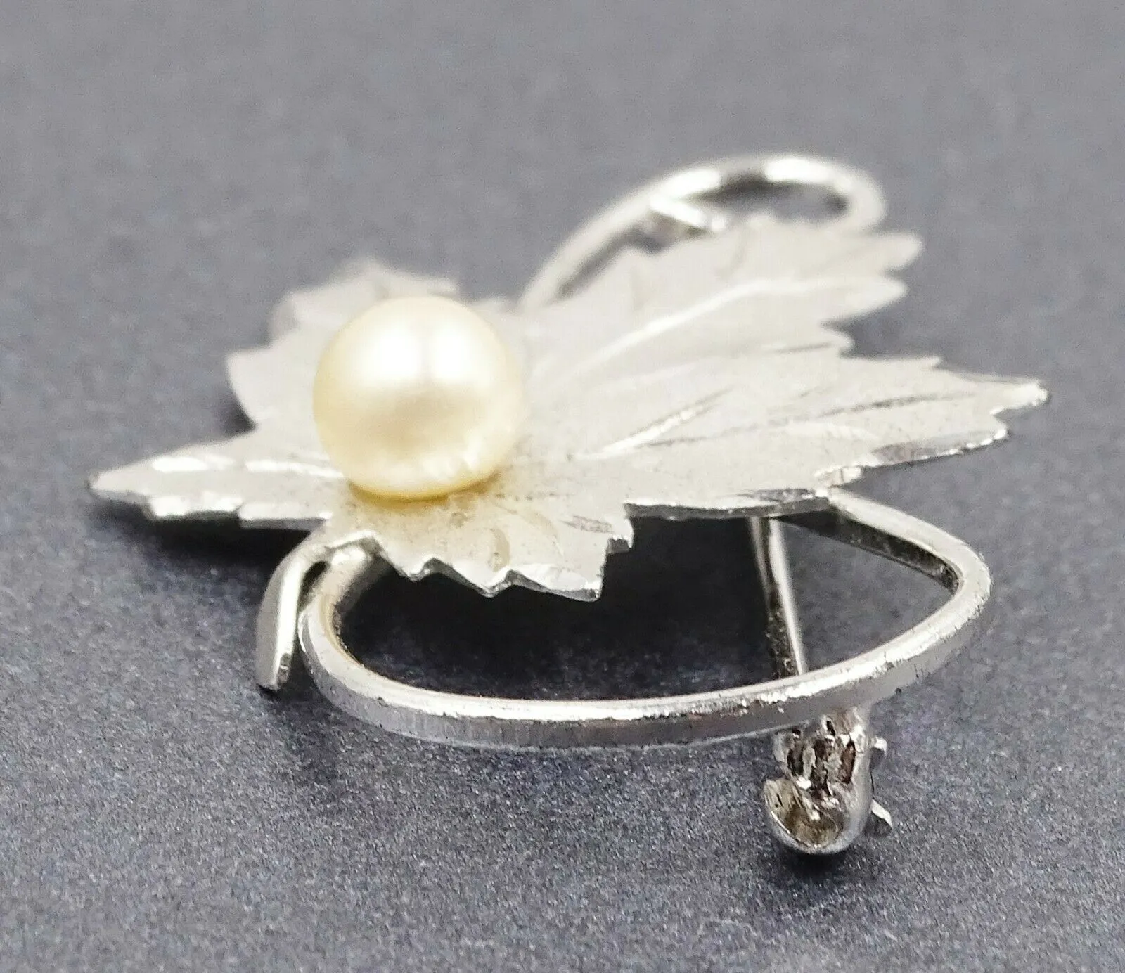 Womens Brooch Silver Toned Maple Leaf & Pearl Pin Vintage Collectable