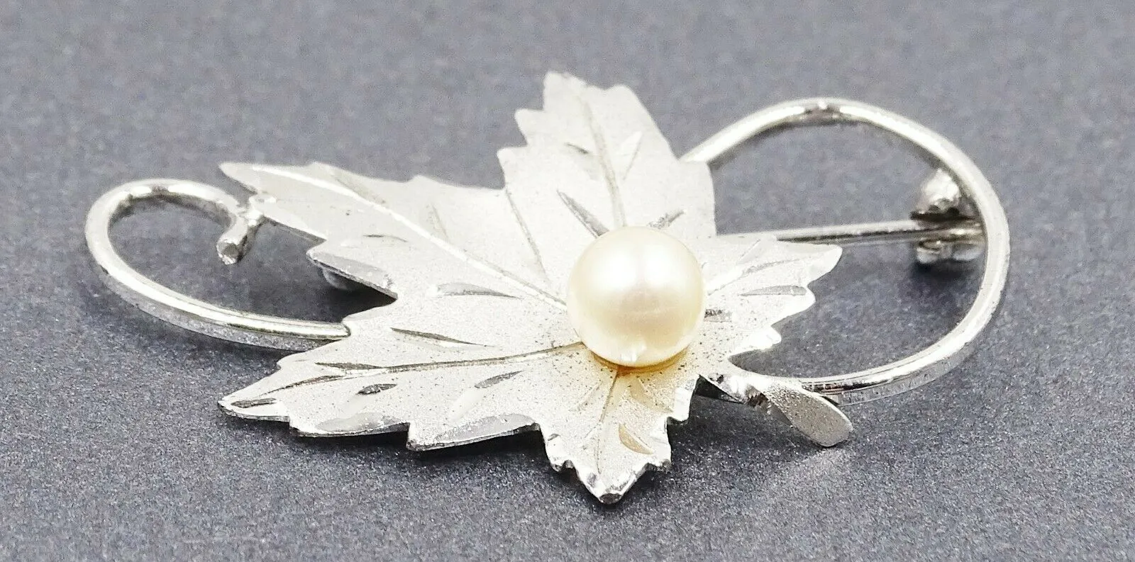 Womens Brooch Silver Toned Maple Leaf & Pearl Pin Vintage Collectable