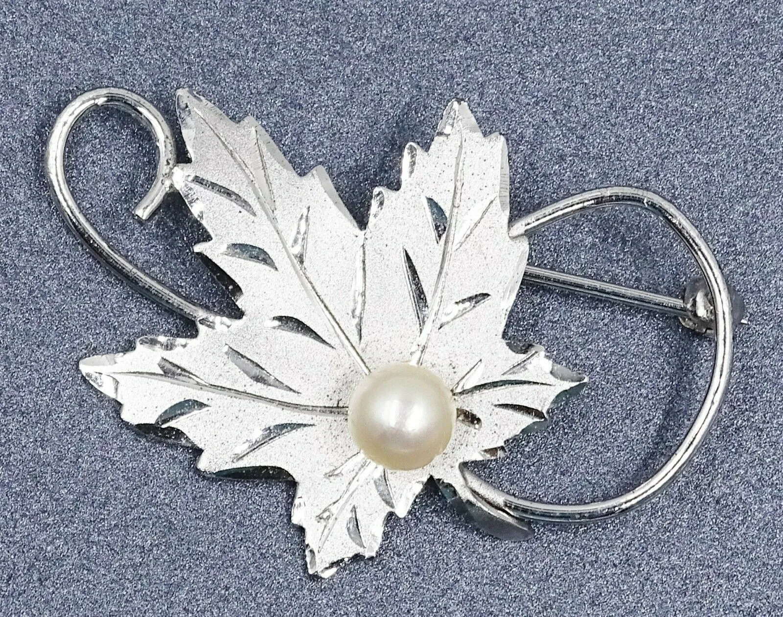 Womens Brooch Silver Toned Maple Leaf & Pearl Pin Vintage Collectable