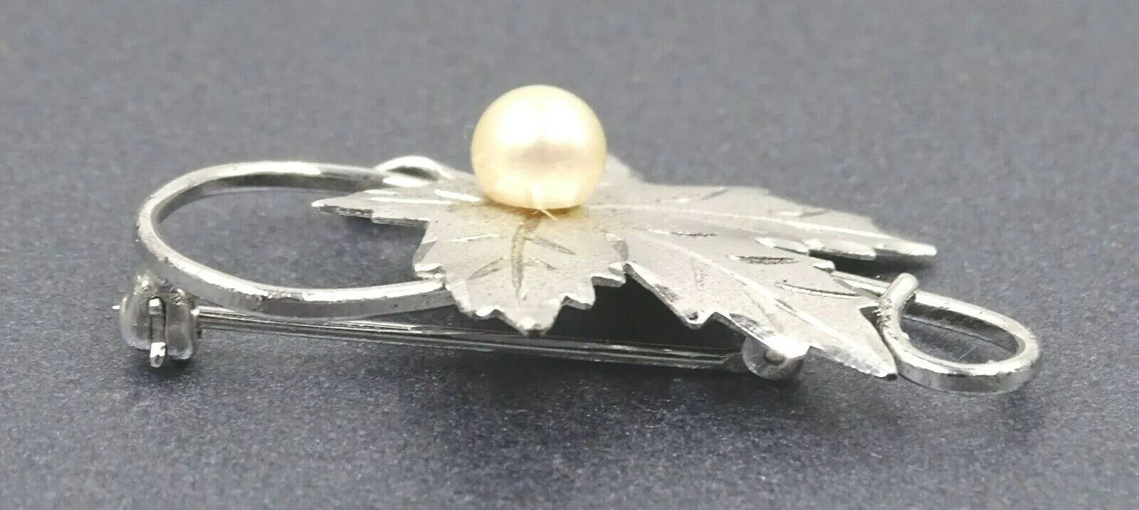 Womens Brooch Silver Toned Maple Leaf & Pearl Pin Vintage Collectable